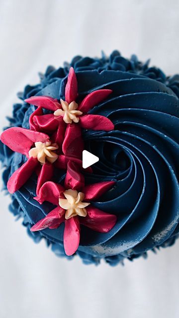 Monica Landes-Cupcake Artist on Instagram: "I love Navy Blue buttercream. So gorgeous! I almost always pipe a delicate border around the cupcake before I pipe the swirl. I believe it looks more polished. Piping tips 21, 1E, 2F and 16. @rainbow_dust_colours Navy, with a drop of black added, Claret with some Burgundy and @americolor Champagne. @nycake Piping bags * * * * * * * * * * * * * * * #cupcakevideo #cupcakeart #cupcakeartist #montezoolandes #pipingvideo #cupcakelove #cupcakeoftheday #cupcakelovers cupcakelover #instacupcake #instacupcakes #cupcakesdecorados #cupcakequeen #cupcakelife #lovecake #cakeinstagram #cupcakestyles #cupcaketime #cupcakery #thesugarfiles #cakesbae #cupcakeproject #piping #buttercreamcupcakes #indygrammers #cupcakedecorating #wiltoncakes" Navy Blue Buttercream, Navy Cupcakes, Cupcake Videos, Decorated Cupcakes, Cupcake Queen, Blue Cupcakes, Buttercream Cupcakes, Cupcakes Decorados, Cupcake Art