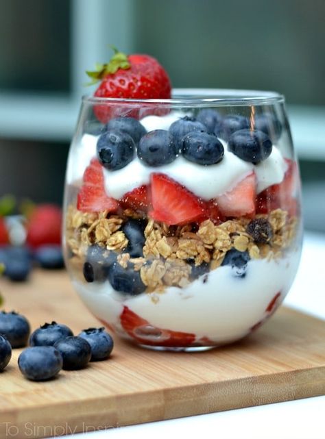 red white and blue yogurt parfait Parfait Yogurt, Breakfast Parfait Recipes, Vanilla Granola, Study Snacks, Yogurt Granola, Sommer Mad, Granola Parfait, Fruit Cup, Perfect Healthy Breakfast