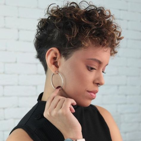 Curl Inspiration, Pixie Cut Curly Hair, Short Curly Hairstyles For Women, Curly Pixie Hairstyles, Short Curly Pixie, Curly Pixie Haircuts, Wavy Pixie, Pixie Cut With Bangs, Curly Pixie Cuts