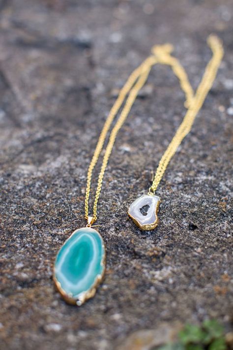 Make this DIY stone pendant in just two steps. Diy Pendants, Bridesmaid Diy, Diy Pendant Necklace, Ruby Rings, Diy Jewelry Projects, Malachite Pendant, Agate Pendant Necklace, Easy Diy Jewelry, Ruby Pendant