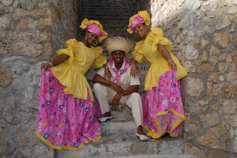 Curacao traditional dress Curacao Culture, Traditional Dresses, Traditional Outfits, Wonders Of The World, Street Art, Dresses, Clothes, Art