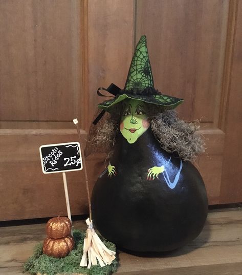 Witch Gourd Painting, Fall Gourds Paint, Halloween Witch Gourds, Gourd Painting Ideas Halloween, Gourd Witches, Witch Faces, Gourds Painted, Cat Gourd, Witch With Broom