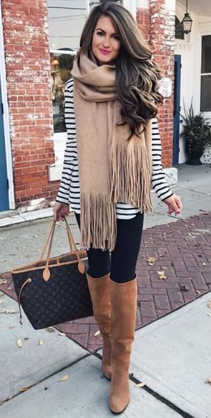 This is such a cute outfit with black leggings! Leggings Outfit Fall, Boot Outfits, Look Legging, Boots Outfits, Black Leggings Outfit, Mode Tips, Big Scarf, Otk Boots, Fall Leggings