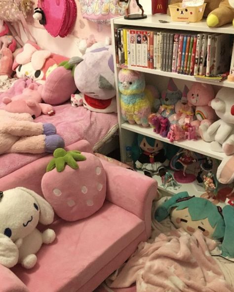 Strawberry Couch, Kawaii Room Ideas, Otaku Room, Ideas Hogar, Cute Bedroom Decor, Cute Room Ideas, Redecorate Bedroom, Pretty Room, Kawaii Room