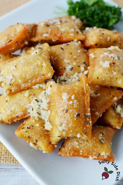 Garlic Parmesan Pizza, Salty Side Dish, Parmesan Pizza, Pizza Roll Recipe, Pizza Bites, Pizza Rolls, Tiktok Viral, Garlic Parmesan, Homemade Pizza