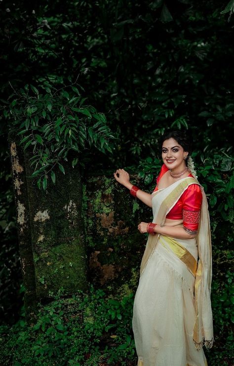 Kerala Saree Onam Shoot, Kerala Sari, Onam Outfits Ideas, Casual Blouse Designs, Kerala Saree Blouse, Onam Outfits, Kerala Saree Blouse Designs, Onam Saree, Kerala Bride