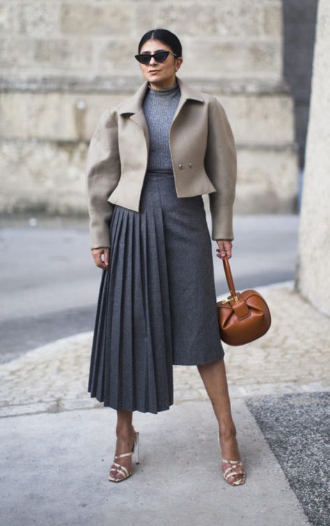 Outfit | The (Half) Pleated Skirt Gray Pleated Skirt Outfit, Pleated Skirt Outfit Winter, Midi Pleated Skirt Outfit, Half Pleated Skirt, Pleated Skirt Outfit Summer, Pleated Skirt Outfit Ideas, Thrift Outfits Ideas, Skirt Outfit Winter, Pleated Skirt Outfits