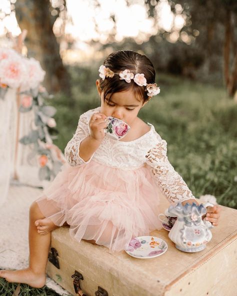 TEA PARTY // BOHO TODDLER // TEA PARTY PHOTOSHOOT // TODDLER TEA PARTY // TEA SET // VINTAGE TEA PARTY // TODDLER BIRTHDAY Tea anyone? Such an adorable shoot today for Olivia’s second birthday! Tea For Two Photo Shoot, Tea Party Photoshoot Indoor, Tea Party Photoshoot Kids, Tea Party Toddler, 2nd Birthday Photo Shoot Ideas, Tea Party Photoshoot, Teacup Party, Tea Party Pictures, Spring Picture Ideas