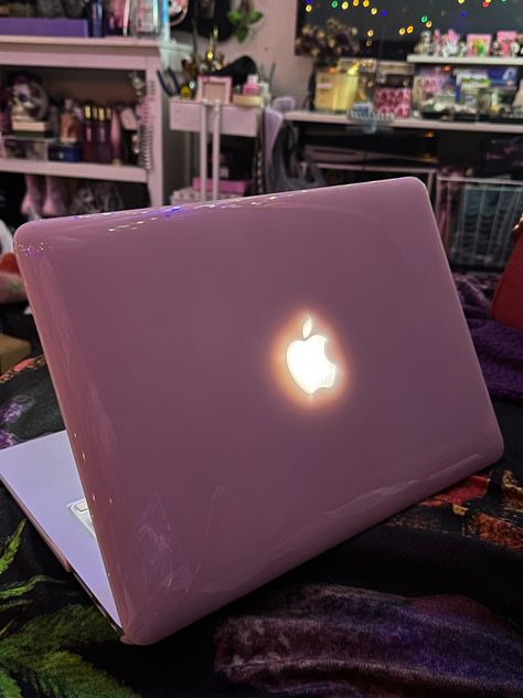 Cute Computer Case, Old Macbook Aesthetic, Pink Laptop Aesthetic, Mac Book Cases, Pink Phone Aesthetic, Pink Imac, Laptop Case Aesthetic, Cute Macbook Case, Macbook Case Aesthetic