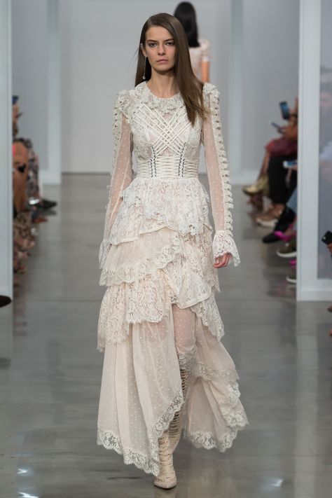 Zimmermann Spring 2017 Ready-to-Wear Fashion Show : the perfect wedding dress for a boho chic bride Boho Chic Bride, Mode Boho, Couture Mode, Perfect Wedding Dress, Dresses To Wear To A Wedding, Fall Fashion Outfits, Spring 2017, Fashion 2017, Couture Fashion