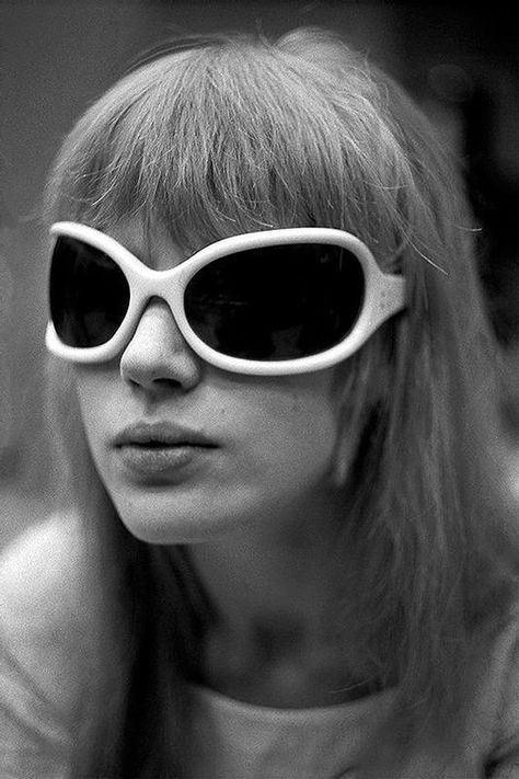 Marianne Faithful wearing groovy sunglasses in 1967. Marianne Faithfull, Charlotte Rampling, Swinging Sixties, 1960s Fashion, Alexa Chung, 60s Fashion, Mode Vintage, Rolling Stones, No. 2