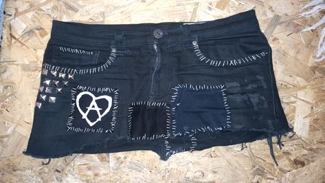 Upcycling Skirt with patch Crust Punk Skirt, Crust Skirt, Diy Goth Clothes, Vintage Tattoo Design, Punk Skirt, Crust Punk, Punk Clothing, Diy Shorts, Wardrobe Inspiration