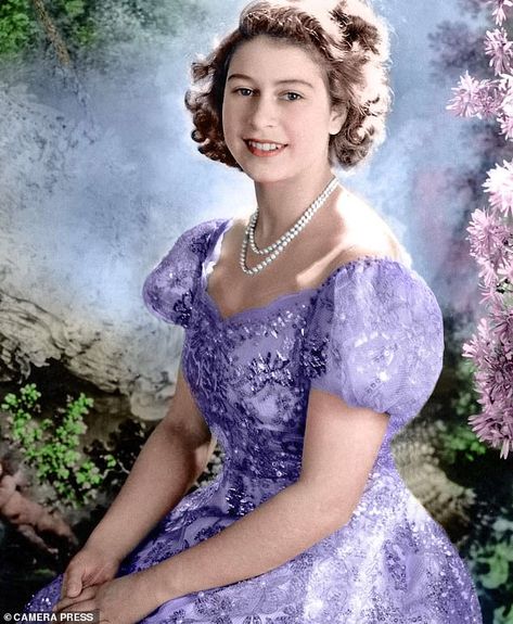 Rising confidence: A young Queen Elizabeth wearing one of her mother's gowns in 1945 at the age of 19 Elizabeth Ii Young, Queen Elizabeth Portrait, Ratu Elizabeth, Elizabeth Young, Young Queen Elizabeth, Rainha Elizabeth Ii, Reine Elizabeth Ii, Prinz Harry, Cecil Beaton