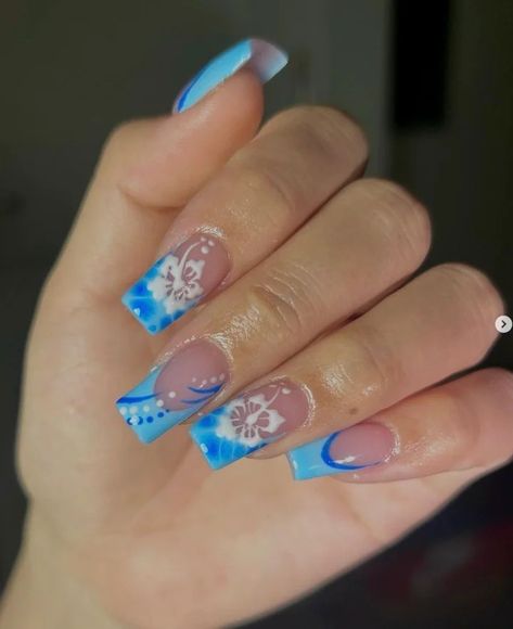 Hibiscus Nail Art Hawaiian Theme Nails, Hawaiian Flower Nails Hibiscus, Hibiscus Nail Design, Portugal Nails, Soccer Nails, Tropical Flower Nails, Hibiscus Nail Art, Hawaiian Flower Nails, Hibiscus Nails