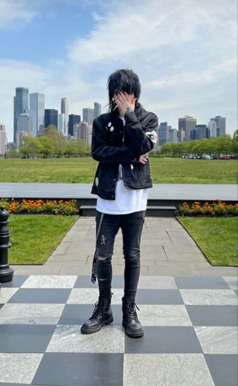 emo boyfriend Emo Outfits For Guys, Emo Boys 2000s, Emo Style 2000s, 2000s Outfits Ideas, Cute Emo Guys, Emo Fits, Emo Boyfriend, Emo Love, 2000s Outfit