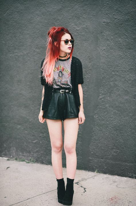 Choker + band tee + black cardigan + leather shorts + black boots Women 30s, Moda Grunge, Luanna Perez, Shopping Shoes, Band Outfits, Jeans Summer, Heels Pink, Outfit Shopping, Model Beauty