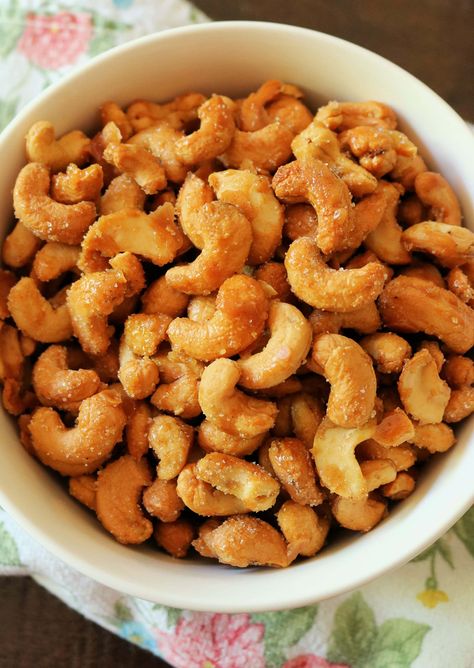 Honey Roasted Cashews Recipe, Honey Roasted Cashews, Cashew Recipes, Honey Roasted Peanuts, Honey Toast, Peanut Recipes, Spicy Honey, Roasted Cashews, Nut Recipes