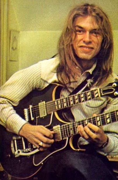 Steve Howe on double-neck guitar Woodstock Pictures, Double Neck Guitar, Chris Squire, Jon Anderson, Steve Howe, Rick Wakeman, Guitar Man, Yes Band, Rock Guitarist