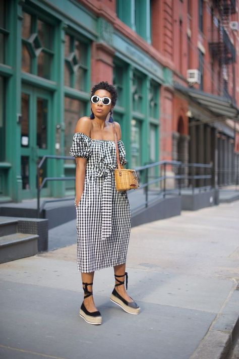 Gingham Spring Dress Gingham Trend, Spring Gingham, White Summer Outfits, Checkered Dress, Mode Casual, Outfits Spring, Gingham Dress, Spring Dress, Denim Outfit