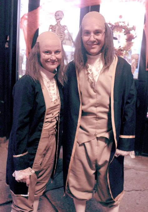 Two of my favorite people dressed as one of my favorite historical people.   Is this how Inception works? Famous People Costumes, Halloween Costumes Pictures, Celebrity Costumes, Celebrity Halloween, Hallowen Costume, Celebrity Halloween Costumes, Ben Franklin, Historical People, Amy Poehler