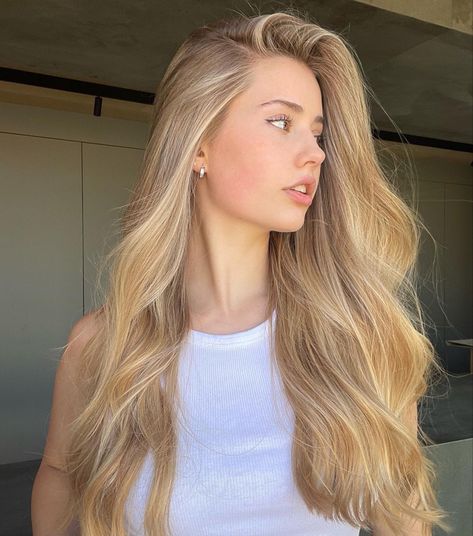 Medium Blonde Hair Color, Warm Blonde Hair, Medium Blonde Hair, Es Der Clown, Fesyen Rambut, Vlasové Trendy, Blonde Hair Inspiration, Hair Shades, Long Blonde