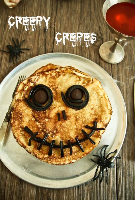 Creepy crepes #halloween Halloween Dinners, Halloween Pancakes, Best Crepe Recipe, Pancake Designs, Pumpkin Spice Pancakes, Halloween Breakfast, Quick Treats, Halloween Fest, Fun Halloween Food