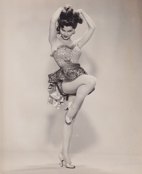 Debra Paget. look at that waist! Debra Paget, Pin Up Pictures, Burlesque Costumes, Olivia De Havilland, Actrices Hollywood, Vintage Pin Up, Vintage Pinup, Vintage Hollywood, Classic Beauty