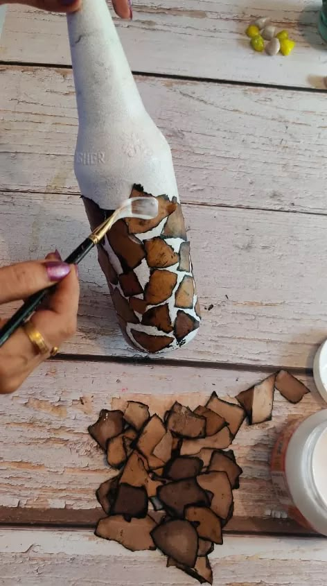 Use Of Glass Bottles, Bottle Art With Paper, 3d Bottle Art, Glass Bottle Diy Ideas, Bottil Art Painting, Small Glass Bottle Crafts, Glass Bottles Art Diy, Brown Bottle Art, Painting On Glass Bottles