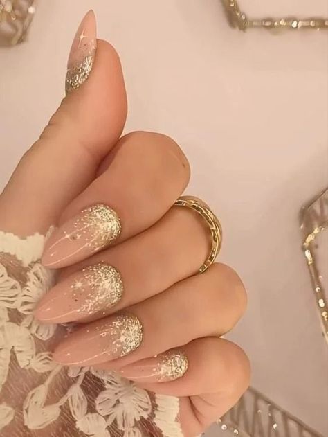 One popular trend for bridal party nails is incorporating soft and subtle shades, such as blush pink, ivory, and light grey. These colors are perfect for creating a classic and timeless look that complements the bride’s wedding dress and overall aesthetic. Fun New Years Nails, New Years Nails Oval, New Years Nails Classy, Christmas/new Years Nails, Party Nails New Years Eve, New Years Nails Design, Golden Nails Designs, Party Nail Design, Golden Nail Art