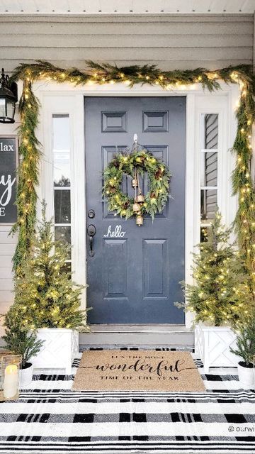 Rustic Garage Door, Garage Door Christmas, Garage Door Christmas Decorations, Door Christmas Decorations, Rustic Garage, Christmas Front Porch Decor, Christmas Wreath Decor, Nordic Winter, Front Door Christmas Decorations