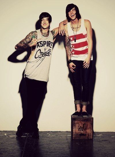 i love this pic so much, especially the height difference in them. short little kellin is standing on a box and then theres austin the giraffe Austin Carlile, Kellin Quinn, Sleeping With Sirens, Music Ideas, Falling In Reverse, Love Band, Of Mice And Men, Gender Envy, A Day To Remember