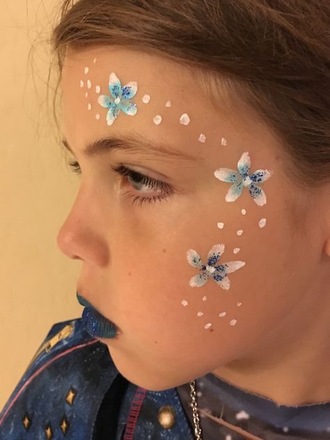 Face Painting Aesthetic Flowers, Makeup Karakter Simple, Basic Face Painting, Flowers Face Paint, Face Painting Designs Creative, Flower Face Painting, Flower Face Paint, Face Paint Party, Face Painting Flowers