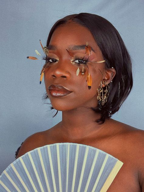 Black girl makeup 
Feather eyelashes 
Inspiration from valentino runway
Glossy lips
Queen makeup Feather Makeup, Feather Eyelashes, Side Of Face, Pat Mcgrath, Artistry Makeup, Front Row, Eyelashes, The Row, Carnival Face Paint