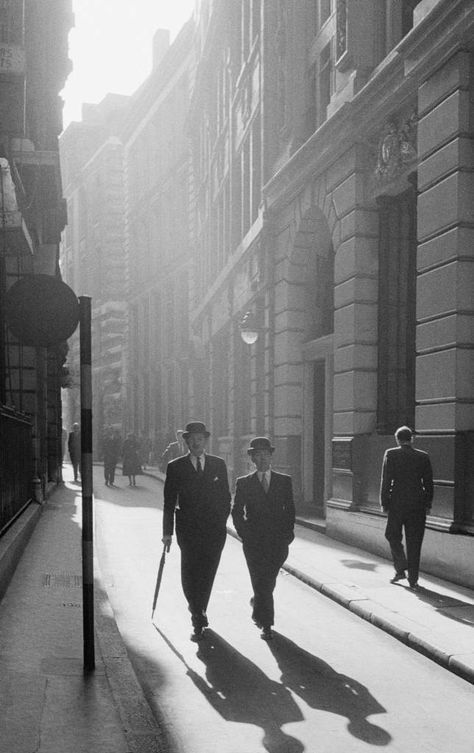 London In The 1950s: Frank Horvat’s Gorgeous Photographs of England's Capital - Flashbak 1950s Photography, Frank Horvat, Famous Photographers, England Fashion, Old London, Vintage London, London Life, Bw Photo, Rembrandt