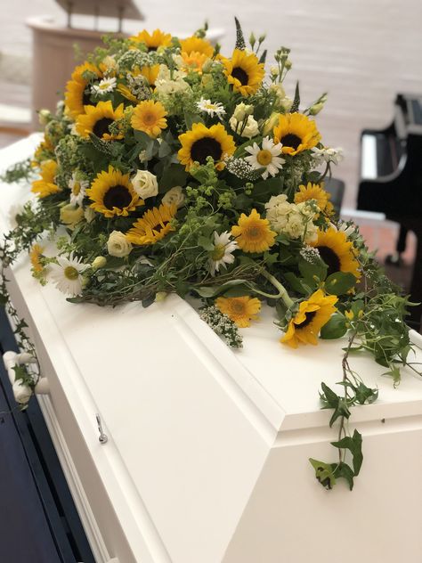 Casket Flowers, Grave Flowers, Memorial Service, Green Design, Flower Wreath, Diy Wreath, Belly Dance, Photo Book, Flower Arrangements