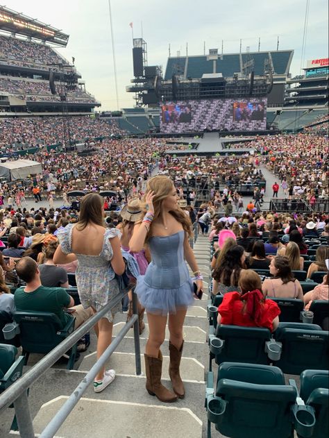 Eras Tour Taylor Swift Aesthetic, Taylor Swift Surprise Songs Eras Tour List, Old Taylor Swift Aesthetic, Eras Tour Outfits 2 People, Taylor Swift Concert Pics, Eras Tour 1989 Outfit, Eras Tour Outfits For Moms, Eras Tour Poses, 1989 Taylor Swift Aesthetic Outfits