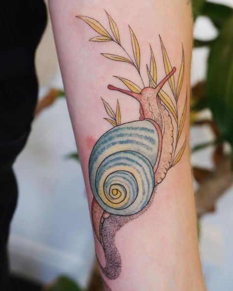 Snail Tattoo Meaning, Cottagecore Snail Tattoo, Garden Snail Tattoo, Botanical Snail Tattoo, Snail Tattoo Colorful, Snail Tattoo, Running Tattoo, Tattoo Apprentice, Inspiration Tattoos