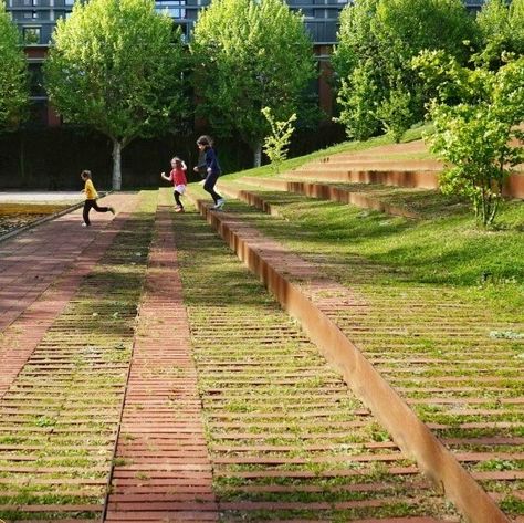 Landscape Stairs, Gardens Ideas, Toulouse France, Brick Architecture, Landscape Architecture Design, City Garden, Urban Planning, Urban Landscape, Toulouse