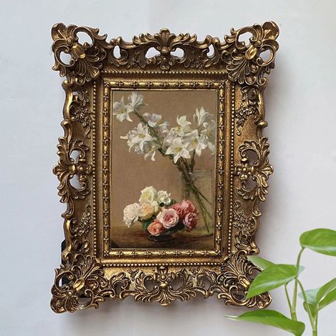 Wall Hanging Photo Frames, Picture Frames Standing, Frame Picture, Look Retro, Picture Holders, Hanging Photos, European Design, Style Photo, Photo Picture Frames