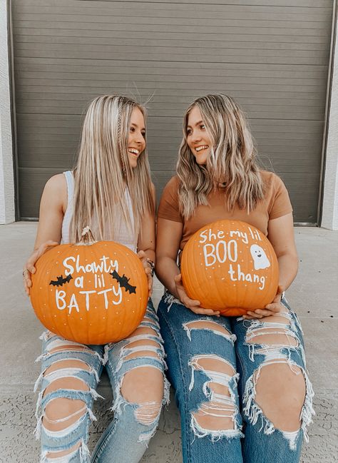 2023 Preppy, Fall Pfp, Bff Halloween Costumes, Trendy Halloween Costumes, Best Friend Photoshoot, Halloween Costumes Friends, Bff Photoshoot, Halloween Pumpkins Carvings, Best Friends Shoot