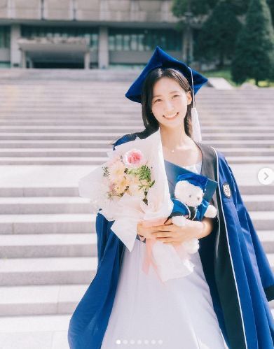 Asian Graduation Pictures, Berkeley Graduation, Graduation Pose, College Graduation Pictures Poses, Grad Photography, College Graduation Photos, Graduation Photography Poses, College Graduation Pictures, Graduation Poses