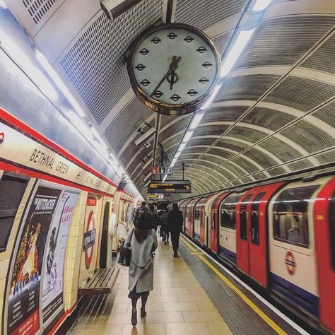 Tube Photoshoot, London Tube Aesthetic, Slay Girlboss, Vibe Pics, London Underground Train, London Underground Tube, Underground Bar, Underground Tube, London Underground Stations