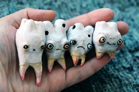 Tooth art Weird Sculptures Clay, Weird Pottery Ideas, Creepy Ceramics, Cute Clay Art Ideas, Weird Clay Art, Creepy Clay Art, Weird Ceramics, Fimo Art, Sculpture Art Clay