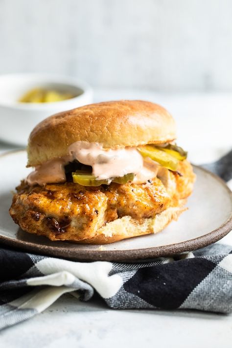 Air Fryer Chicken Sandwich, Healthy Air Fryer Chicken, Brine Chicken Breast, Chicken Sandwich Recipe, Healthy Air Fryer, Lean Chicken, Sriracha Mayo, Chicken Sandwich Recipes, Fried Chicken Sandwich