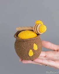 Amigurumi designer 🇺🇦 on Instagram: "Who would like a separate pattern for honey pot and honey dipper? And small but very cute addition! Let us know! Crochet Patterns linked in Bio #standwithukraine # Honey Pot Crochet, Crochet Bee Pattern, Pot Crochet, Amigurumi Food, Honey Dipper, Crochet Bee, Food Patterns, Crochet Food, Holiday Crochet