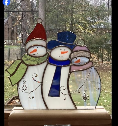 Winter Stained Glass Patterns, Stainglass Ideas, Stained Glass Window Clings, Stained Glass Patterns Free, Glass Snowman, Glass Christmas Decorations, Making Stained Glass, Glass Art Projects, Stained Glass Ornaments