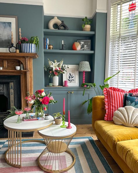 Colourful Lounge Room, Living Room Colourful, Tv Snug, Easy Coffee Table, Modern Country Living Room, Table Decorating Ideas, Snug Room, Colourful Wallpaper, New House Living Room