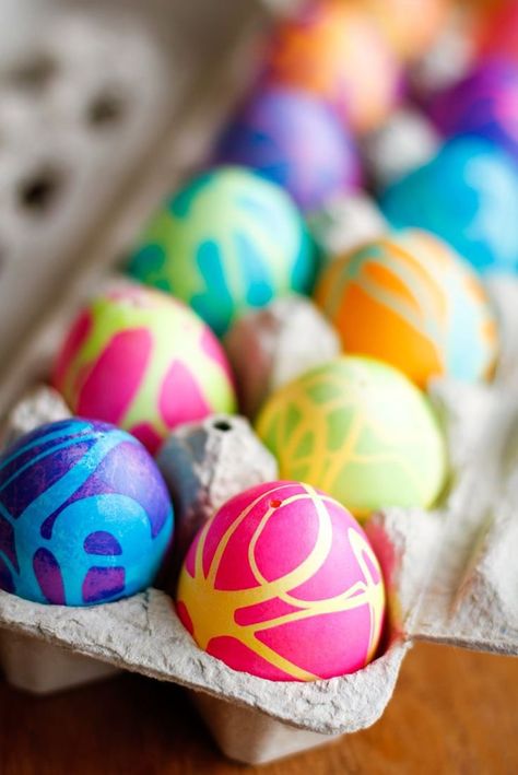 9 Fun & Easy Ways to Decorate Easter Eggs with Kids | Egg Decorating Ideas | Fun with Kids Diy Easter Eggs Dye, Cool Easter Eggs, Unique Easter Eggs, Diy Easter Eggs, Easter Eggs Kids, Creative Easter Eggs, Easter Crafts For Adults, Rubber Cement, Easter Egg Dye