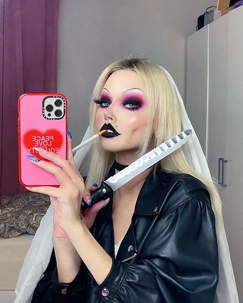 erica’ makeup artist on Instagram: “TIFFANY VALENTINE AKA. BRIDE OF CHUCKY👰🏼‍♀️❤️🔪 spooky season is here and so am i! i want to start this october with an easy to do look that…” Tiffany Valentine Makeup, Bride Chucky, Valentines Makeup Tutorial, Chucky And Tiffany Costume, Bride Of Chucky Makeup, Tiffany Costume, Tiffany Chucky Bride, Valentine Makeup, Tiffany Chucky