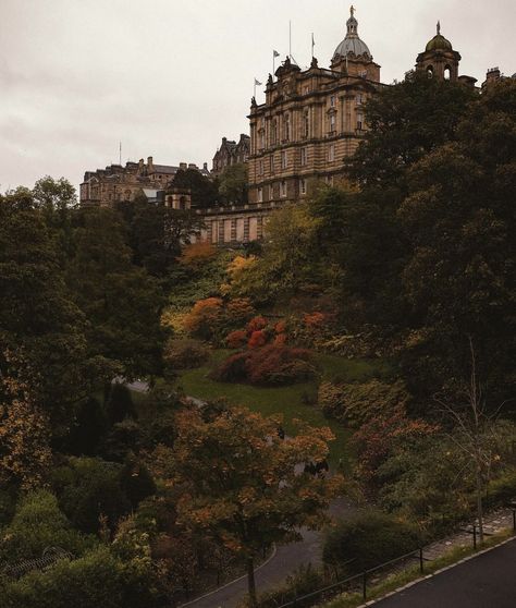 City Dark Academia, Dark Academia Aesthetic Landscape, Scotland Aesthetic Wallpaper, Heiress Aesthetic, Dark Academia Building, Fall Fashion College, Autumn Architecture, Fashion Trends Aesthetic, Fall Nails Halloween